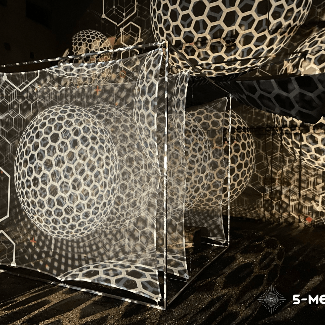 Archivní snímek světelné instalace z galerie Světlo v ulicích