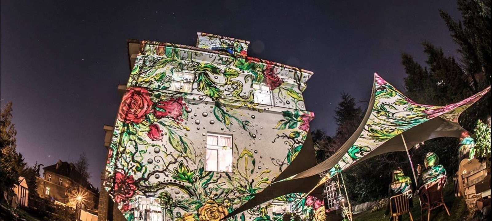 Světelná projekce na budově při festivalu Světlo v ulicích